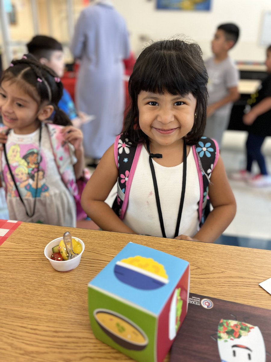 gisdnutrition's tweet photo. ๐
Today we paired with #brighterbites for #HealthyTexan week! We played games, sampled summer salads and provided new healthy recipe ideas for families @Parsons_Pandas
#goodfoodgoodmove #summermeals #newrecipes #chefkevin https://t.co/39BPy5JseR