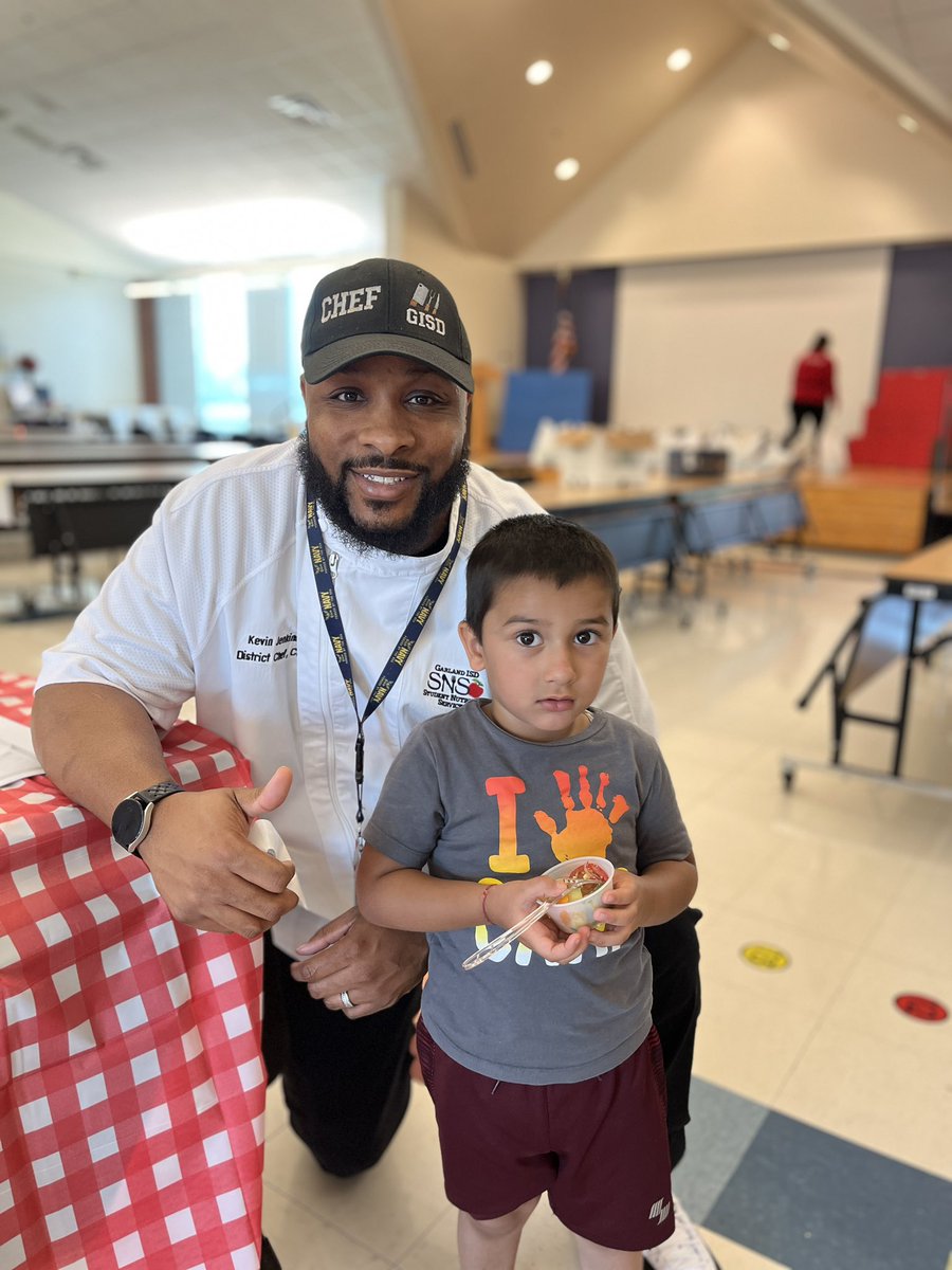 gisdnutrition's tweet photo. ๐
Today we paired with #brighterbites for #HealthyTexan week! We played games, sampled summer salads and provided new healthy recipe ideas for families @Parsons_Pandas
#goodfoodgoodmove #summermeals #newrecipes #chefkevin https://t.co/39BPy5JseR