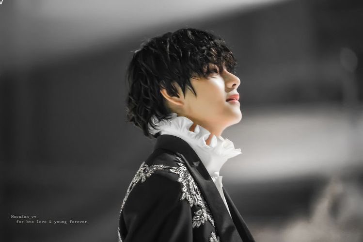 kimtaeji120430's tweet photo. てひょんあ、
187回目のおはよう。

自由時間に片隅で踊ってしまうてひょんさん。今いる場所でも適応して新しい仲間も沢山出来たと思うけど、戻りたい場所への愛、アミへの愛を凄く感じました。残り一年。決して短くはないけどずっと待ってる。いつか必ず会いたいㅠㅠ

#WeWaitingForTaehyung
#D361 https://t.co/jsqBQUSxJS