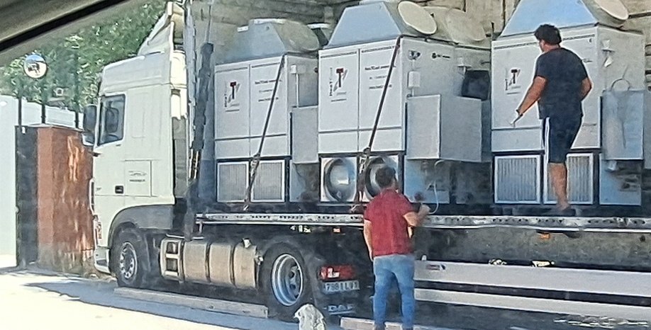 Antoniovillar73's tweet photo. Mientras tus hijos se asan de calor en los Colegios, con sangrados de nariz y dolor de cabeza por las altas temperaturas de las clases, estos son los aparatos que gastan en el centro de inmigrantes ilegales de #AlcaláDeHenares.
No es magia, son tus impuestos. https://t.co/53kcQ8ujNY