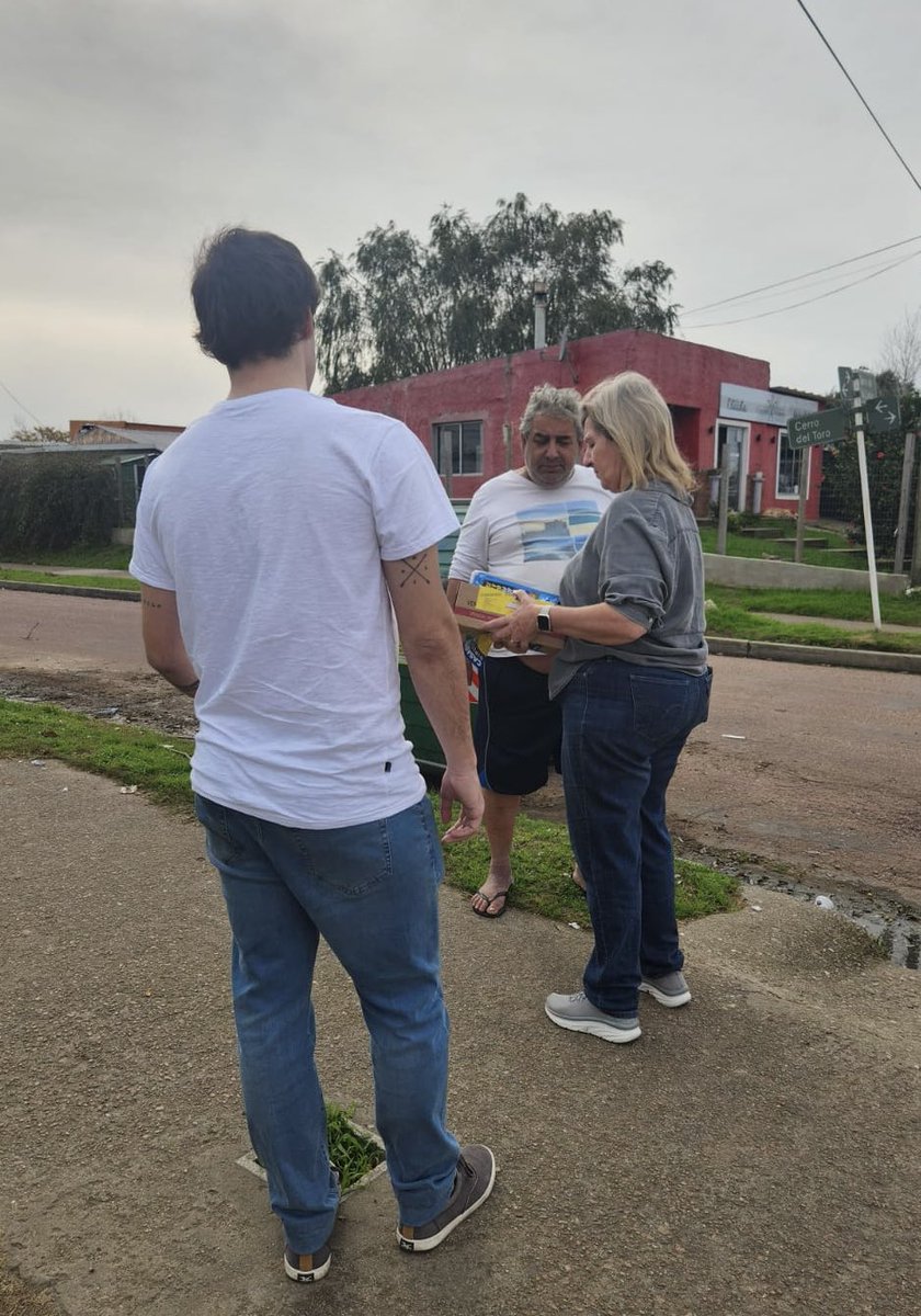 Fedecasaretto's tweet photo. De mañana el equipo de la LISTA 2 recorrió Cerro Pelado.
Se siente Rodrigo Intendente!!!
#RodrigoIntendente
#CasarettoDiputado
#Lista2 https://t.co/WLh9lk6SBF