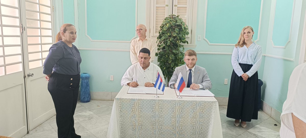 yurisley_valdes's tweet photo. Acuerdo de cooperación internacional entre @UniversidadMoa y el instituto de geología Karpinsky #Rusia acciones que permiten  la apertura de aula de formación, la gestión de proyectos de cartografía geológica y las  publicaciones científicas. @CubaMES @Reynaldo_VZ @ArmandoRguezB https://t.co/c8VbfSPl4e