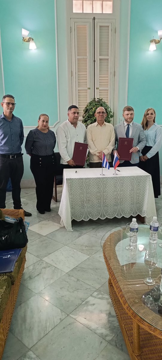 yurisley_valdes's tweet photo. Acuerdo de cooperación internacional entre @UniversidadMoa y el instituto de geología Karpinsky #Rusia acciones que permiten  la apertura de aula de formación, la gestión de proyectos de cartografía geológica y las  publicaciones científicas. @CubaMES @Reynaldo_VZ @ArmandoRguezB https://t.co/c8VbfSPl4e