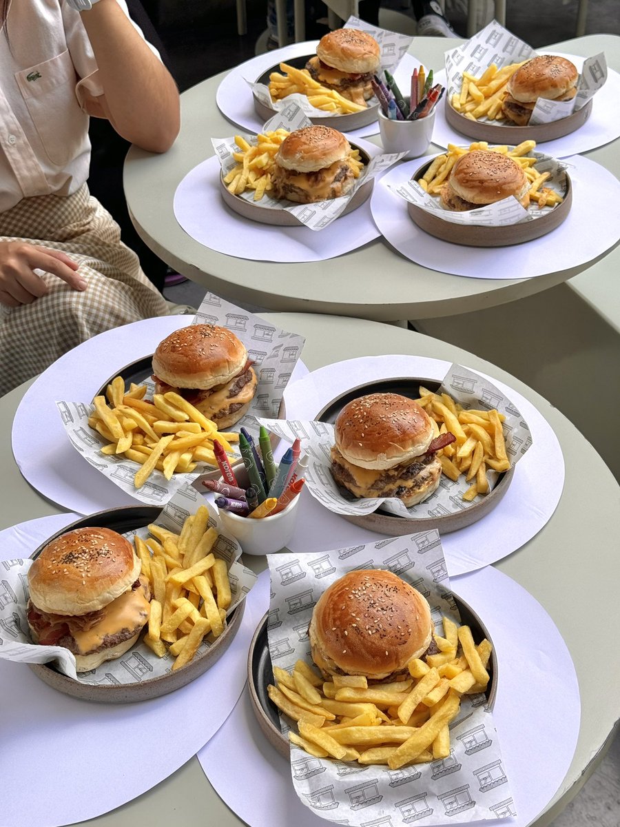 POV: Todos pidieron hamburguesa