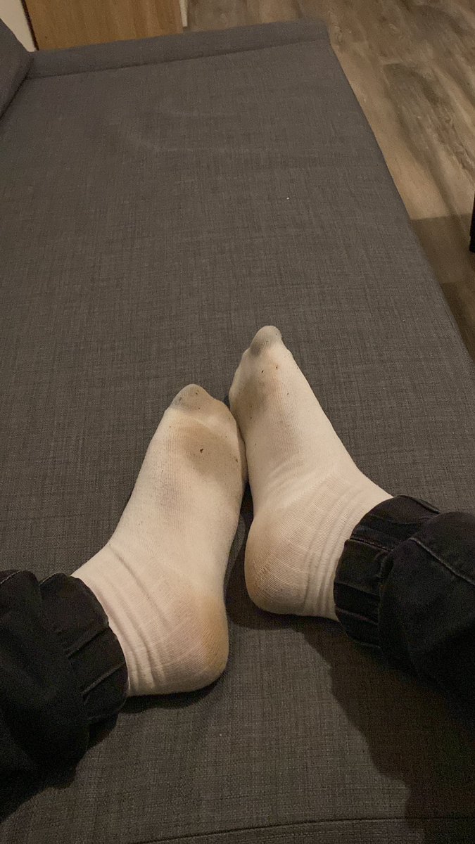 Jaruno98's tweet photo. Nur 2 Tage arbeiten und schon der heftigste Gestank. Ich weiß genau, dass ihr ekelhaften Drecksviecher drunter liegen wollt! https://t.co/pLSzFfH5Gk