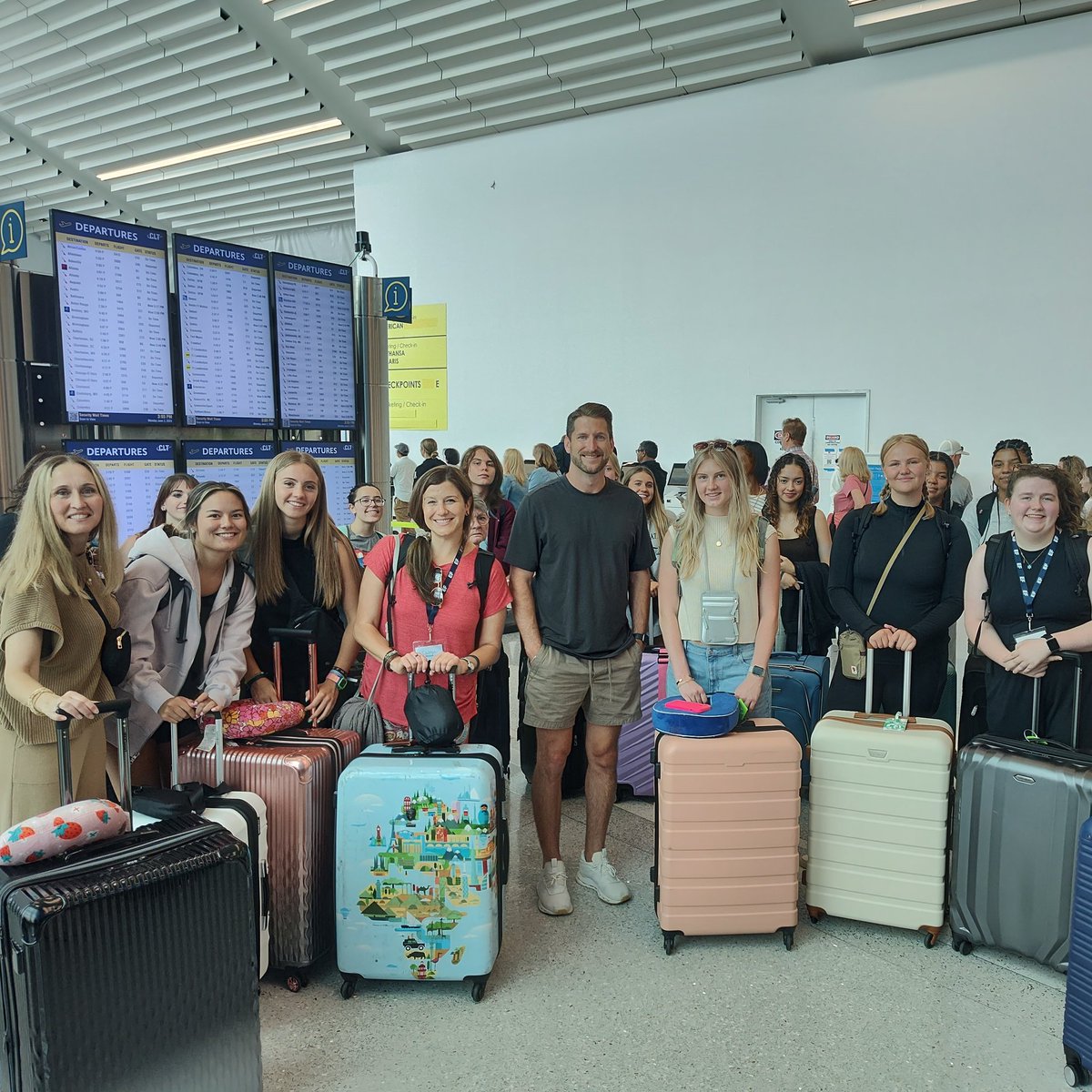 CHowie4's tweet photo. @CHS_BlueEagles French and Spanish students returned home last night after 10 days of showing off their language skills in France and Spain. 🇫🇷 🇪🇸 Follow us on IG @blueeaglestravel for photos! https://t.co/KnyByjHE0h