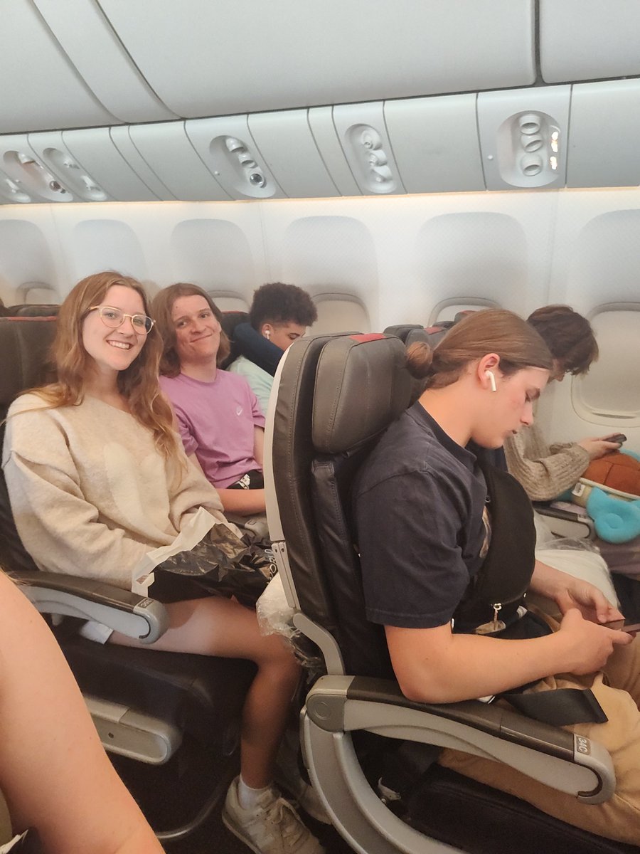 CHowie4's tweet photo. @CHS_BlueEagles French and Spanish students returned home last night after 10 days of showing off their language skills in France and Spain. 🇫🇷 🇪🇸 Follow us on IG @blueeaglestravel for photos! https://t.co/KnyByjHE0h