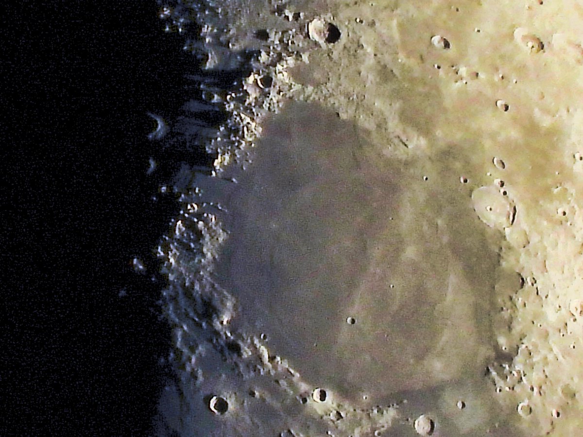 lakazel's tweet photo. Ich habe noch einmal in die #Moon Bilder geschaut. Was gefiel mir? Unter VallisAlpes ein Körper wie ein gespaltenes Prisma, rechts davon eine Pyramide. #MareSerenitatis mit MontesCaucasus und Haemus. Alexander ist gut zu sehen. Der Mond steht tief, deshalb ist er nicht deutlich! https://t.co/jpiAKBwop4