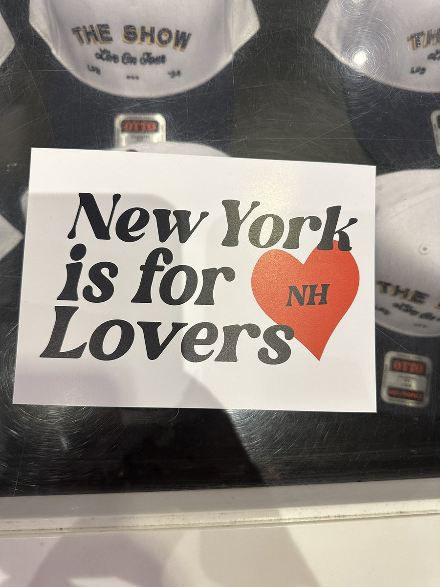 niallontours's tweet photo. There’s a free postcard available at the merch stand for the shows at MSG ❤️

via @mitchscinema https://t.co/KPlWqEWtpW