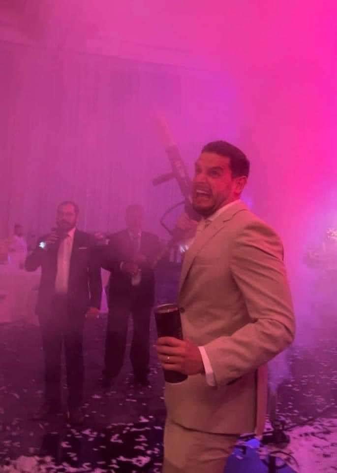 rodddg_'s tweet image. Junior H: En vivo desde Hermosillo, Sonora, de los corridones “El hijo mayor” con la bandona , jálese viejo 

Automáticamente yo: