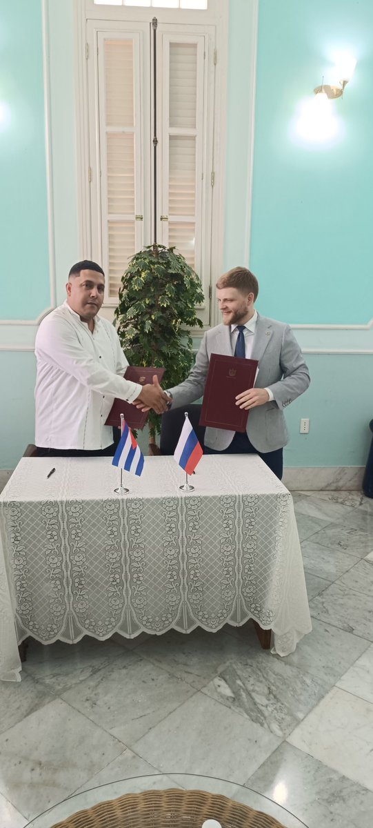 yurisley_valdes's tweet photo. Acuerdo de cooperación internacional entre @UniversidadMoa y el instituto de geología Karpinsky #Rusia acciones que permiten  la apertura de aula de formación, la gestión de proyectos de cartografía geológica y las  publicaciones científicas. @CubaMES @Reynaldo_VZ @ArmandoRguezB https://t.co/c8VbfSPl4e