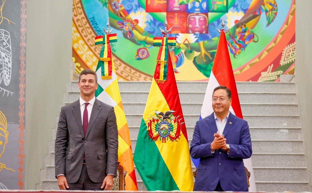 LuchoXBolivia's tweet photo. En el marco de la visita de nuestro hermano presidente del #Paraguay 🇵🇾, @SantiPenap firmamos importantes convenios en beneficio de nuestros pueblos, entre ellos el Acuerdo Marco de Cooperación Técnica y Científica y el Memorándum de Entendimiento para la Cooperación en Asuntos Consulares y Migratorios.

Estos esfuerzos comunes forman parte del mandato de nuestros pueblos. ¡Unidos somos más fuertes!