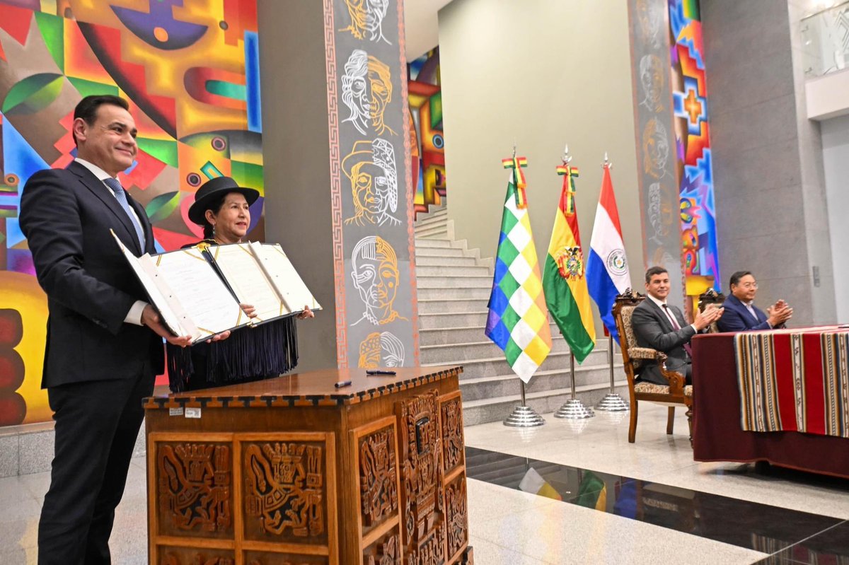 LuchoXBolivia's tweet photo. En el marco de la visita de nuestro hermano presidente del #Paraguay 🇵🇾, @SantiPenap firmamos importantes convenios en beneficio de nuestros pueblos, entre ellos el Acuerdo Marco de Cooperación Técnica y Científica y el Memorándum de Entendimiento para la Cooperación en Asuntos Consulares y Migratorios.

Estos esfuerzos comunes forman parte del mandato de nuestros pueblos. ¡Unidos somos más fuertes!