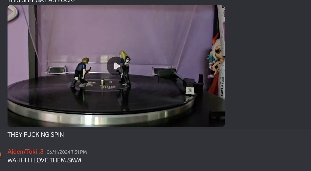pickles_2027's tweet photo. 🛹: Yknow i might just be thr biggest murdertooth truther out there..As soon as my friend got their toki and murderfaace figures i told them "Put them on vinyl records and watch the murdertooth ppl spin"
THEY DID!! Then discord crashed https://t.co/JZ6VSdPP3Y