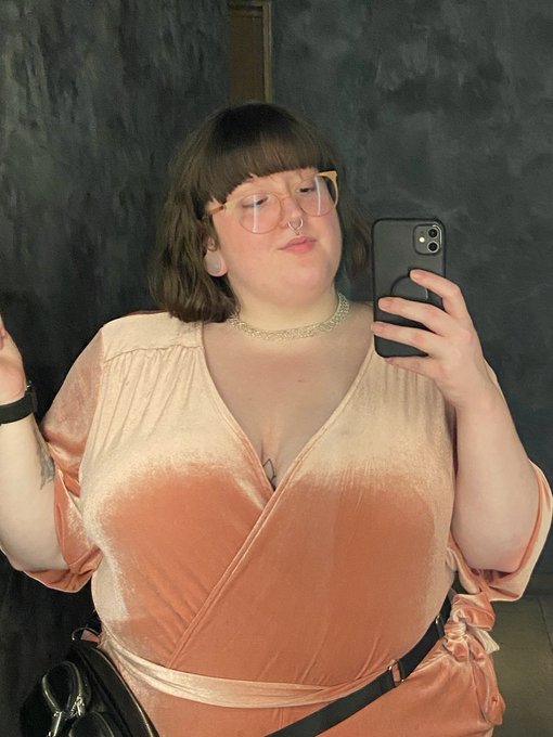 Throwback to this gorgeous outfit https://t.co/rBEE7Gu2Ct