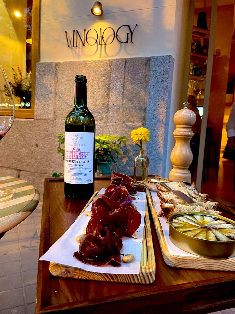 Nuevo local de Vinology en el barrio. Apertura oficial, próximo lunes. Tienen carta de cena larga y ambiciosa y muy buena carta de vinos. Luces bonitas, espacio cuidado y cuatro mesas en terraza. Recomendación de <a href="/nuncacomassolo/">nuncacomassolo</a>. 
Muy recomendable. 
Creo que pasaré tiempo aquí.