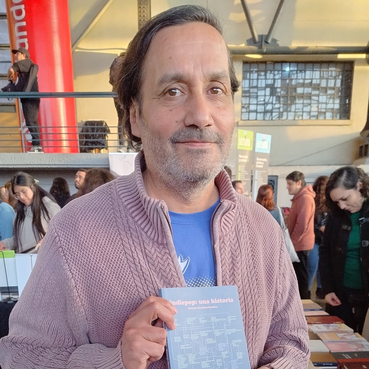stgoandereditor's tweet photo. Talentosas personas y sus libros del primer semestre:
📚 #TheStrokes, de Walter Lezcano @lezcanowalter
📚 #Indiepop, de Ricardo Martínez @kyito1969
📚 #IntimateStranger, de Tessie Spoljaric @youarestranger
📚 #TwinPeaks, de Martín Sepúlveda @Martinservible
🥳Muchas gracias! https://t.co/TEtkVyN4SB
