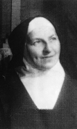 14.czerwca 1885 w Wieluniu urodziła się Teresa Janina Kierocińska,Matka Teresa od św.Józefa,karmelitanka, współzałożycielka Zgromadzenia Sióstr Karmelitanek Dzieciątka Jezus,odznaczona medalem Sprawiedliwy wśród Narodów Świata.W klasztorze ukrywała dzieci,osoby dorosłe żydowskie.