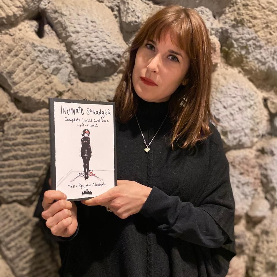 stgoandereditor's tweet photo. Talentosas personas y sus libros del primer semestre:
📚 #TheStrokes, de Walter Lezcano @lezcanowalter
📚 #Indiepop, de Ricardo Martínez @kyito1969
📚 #IntimateStranger, de Tessie Spoljaric @youarestranger
📚 #TwinPeaks, de Martín Sepúlveda @Martinservible
🥳Muchas gracias! https://t.co/TEtkVyN4SB