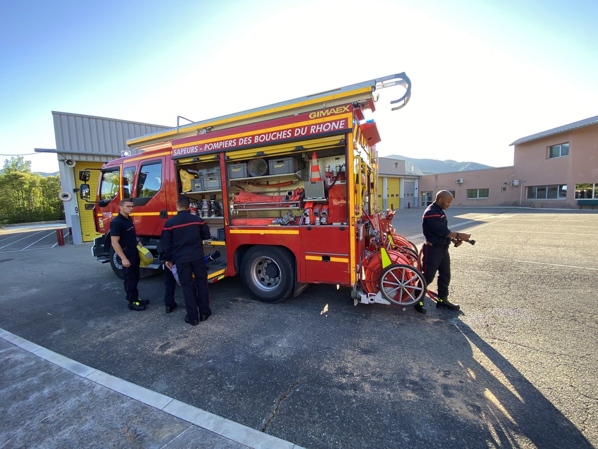 PierreBEPOIX's tweet photo. #Rassemblement, #VérificationDuMatériel, #Drill (établissement d’1 lance-canon & manœuvre d’#AutoProtection) & #EPS au complexe sportif de @MGemenos : l’essence du maintien de la capacité #OPS du #CIS #GEM, blotti entre les massifs forestiers de la Sainte-Baume et du Grand Caunet https://t.co/5lITNJ5NvQ