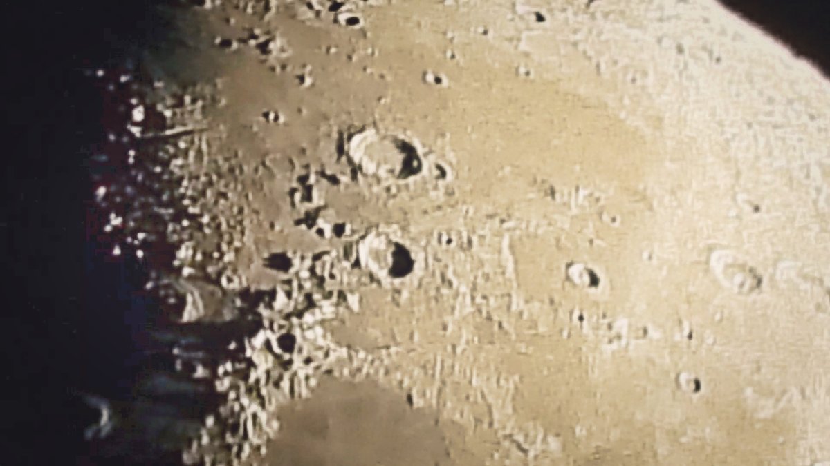 lakazel's tweet photo. Ich habe noch einmal in die #Moon Bilder geschaut. Was gefiel mir? Unter VallisAlpes ein Körper wie ein gespaltenes Prisma, rechts davon eine Pyramide. #MareSerenitatis mit MontesCaucasus und Haemus. Alexander ist gut zu sehen. Der Mond steht tief, deshalb ist er nicht deutlich! https://t.co/jpiAKBwop4