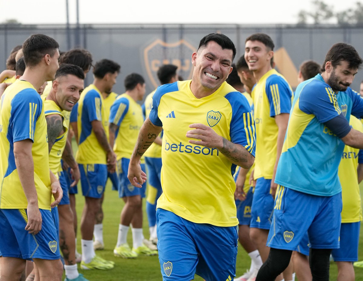 BocaJrsOficial's tweet photo. ¡Bienvenido al Predio más lindo del mundo, Pitbull! 😌

💙💛💙 https://t.co/DR470ujo3V