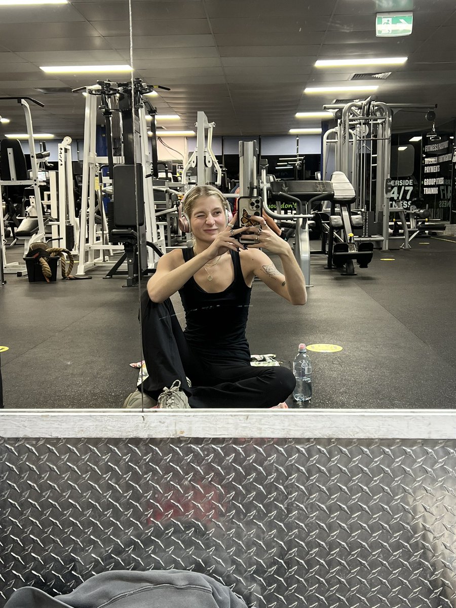 aussie_aries's tweet photo. Being that hot gym girl this winter .. https://t.co/DHfNSYhNb3