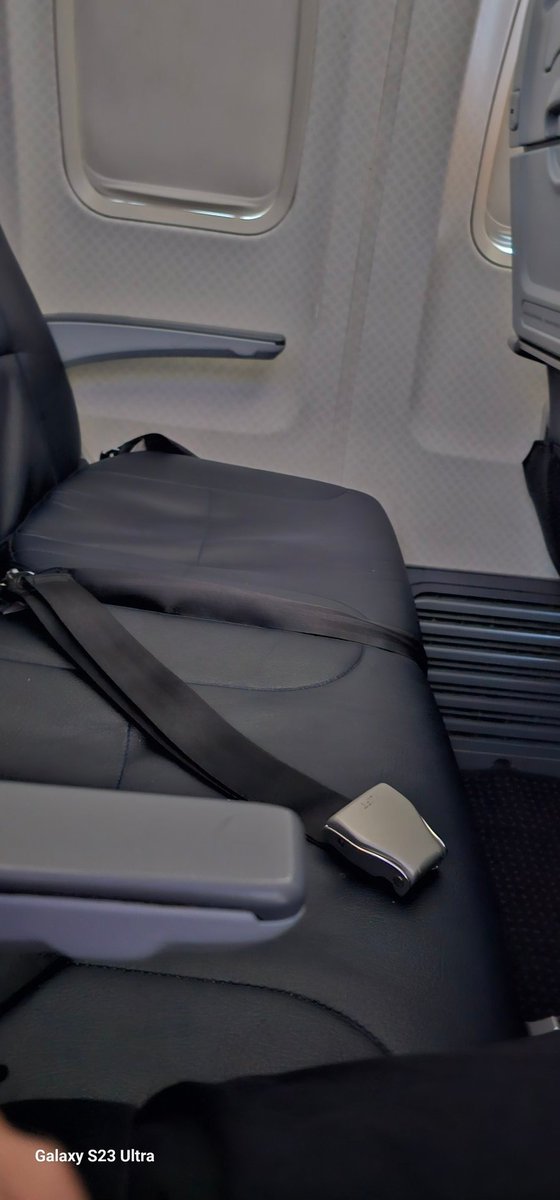 Fitbodyexpert99's tweet image. Why can't this ever happen on my 2-3 hour flights? Lol #emptyseats #alltomyself