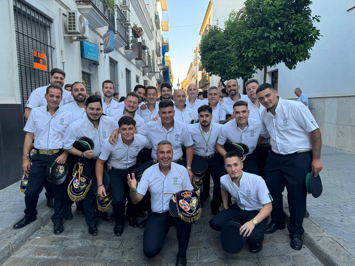 javicalzada's tweet photo. Mi quinta, mis compañeros, mis hermanos…me quedo corto hablar de cada uno de ellos, gracias @BandaCenturia seguimos al pie del cañon, que suene #Roma #CenturiaMacarena https://t.co/c3XJUsdt3O