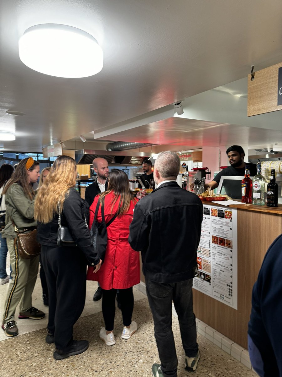 francoiseaski's tweet photo. Ce soir a eu lieu la 10 ème édition de l’apéro network organisé par @VilleSaintCloud @Saintcloudentreprises . Entrepreneurs, salariés, artisans et commerçants ont partagé un moment de convivialité et de découverte dans le nouveau Food court « les balançoires » . https://t.co/spWoccdvsz