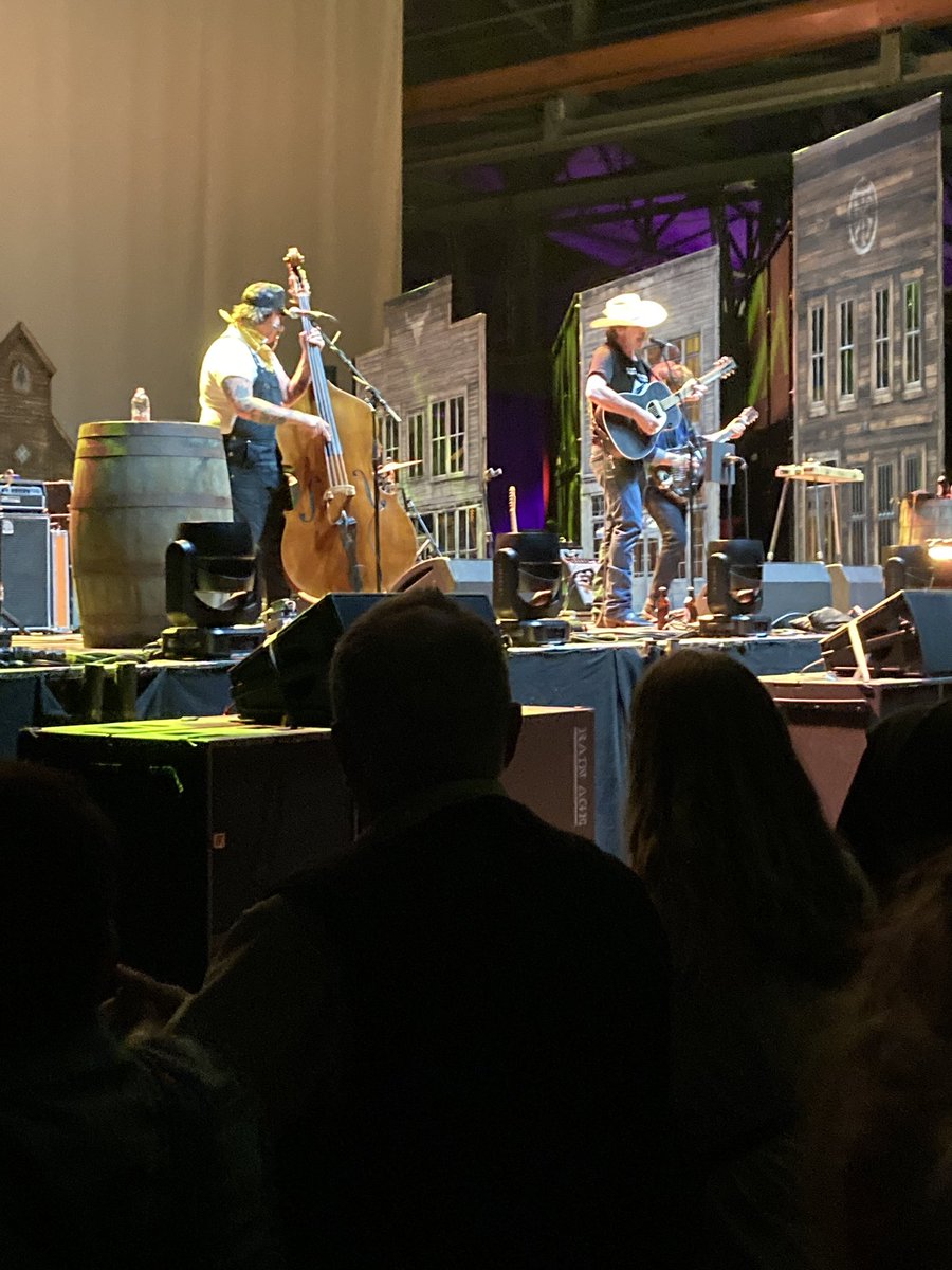 Thanks for a great show in Munich tonight @corblund and the shout out to the <a href="/EdmontonOilers/">Edmonton Oilers</a> Game 3 at 2:00AM tonight!