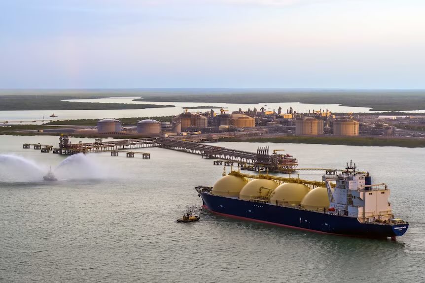 LyrebirdDream's tweet photo. The Japanese-owned Inpex gas facility in Darwin is spewing out 20 times more cancer-causing chemicals into air than it said it would. 

That’s the health of 140,000 people we’re talking about. 

But hey, Australia needs a Gas Fired Future right @AlboMP?!

https://t.co/HFzrvVNc3T https://t.co/hBDtJgIKR3