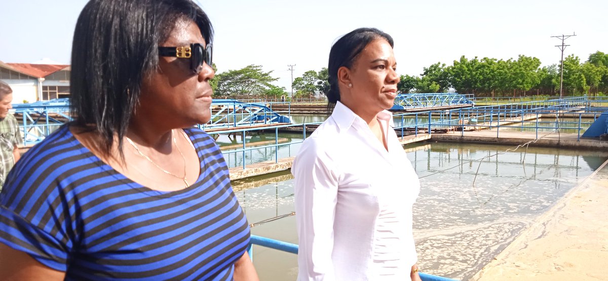 BeatrizJUrrutia's tweet photo. La miembro del Comité Central del @PartidoPCC y viceprimera ministra de la República de #Cuba, @InesMChapman evalúa el avance del mantenimiento de la Planta Potabilizadora Quintero, que beneficia al 80% de la población del municipio #SantiagoDeCuba. https://t.co/vejY9C8ija