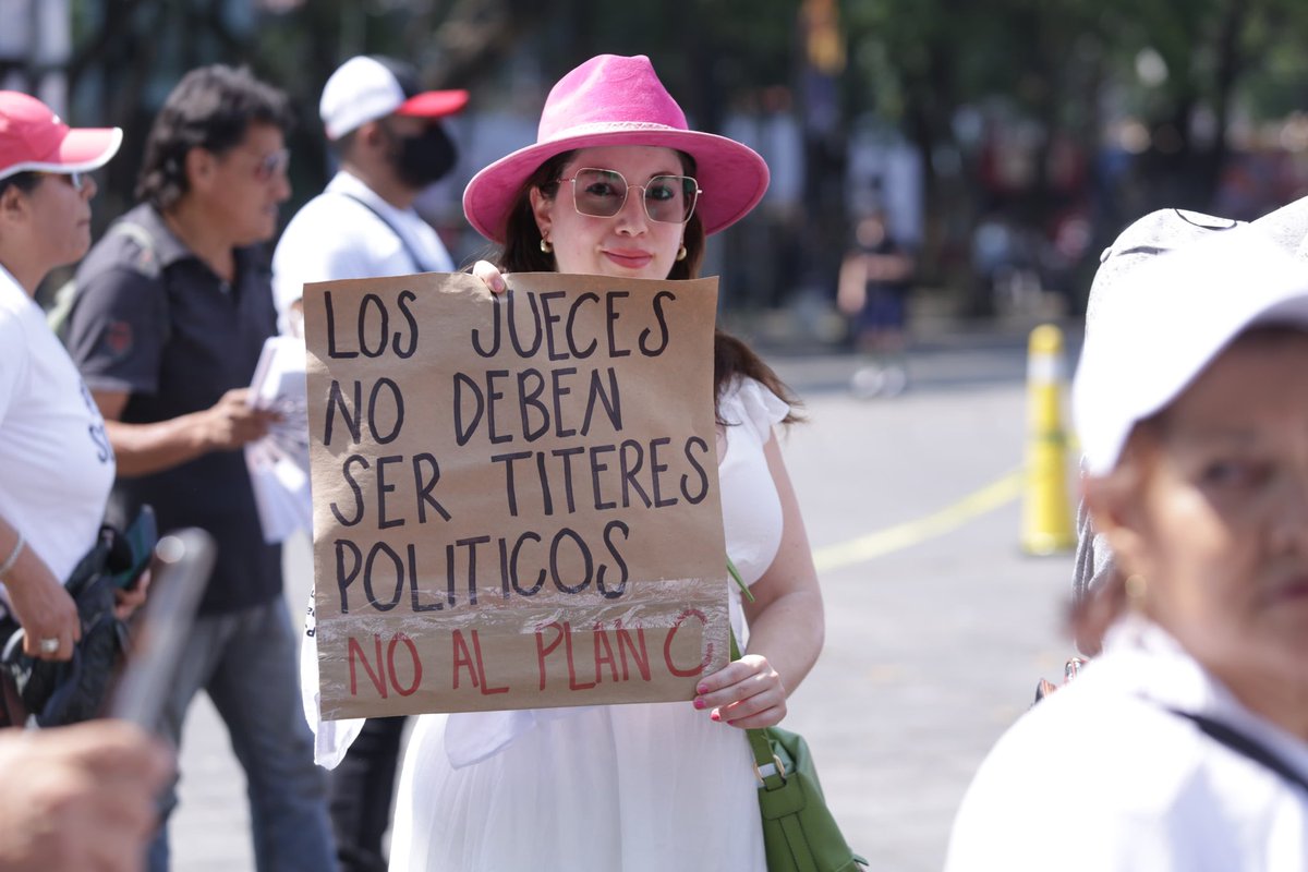 unemexico_'s tweet photo. 𝗣𝗿𝗶𝗺𝗲𝗿 𝗮𝗰𝘁𝗼. El presidente anunció que la reforma al Poder Judicial va en septiembre
𝗦𝗲𝗴𝘂𝗻𝗱𝗼 𝗮𝗰𝘁𝗼. Sheinbaum declaró que todavía no está definido y que debe ser analizada.
𝗧𝗲𝗿𝗰𝗲𝗿 𝗮𝗰𝘁𝗼. El presidente pronunció que urge y que no hay marcha atrás
𝗖𝘂𝗮𝗿𝘁𝗼 𝗮𝗰𝘁𝗼.  El presidente citó a Sheinbaum en Palacio Nacional
 𝗤𝘂𝗶𝗻𝘁𝗼 𝗮𝗰𝘁𝗼. Sheinbaum señaló que hay apertura al diálogo para debatir.
𝗦𝗲𝘅𝘁𝗼 𝗮𝗰𝘁𝗼. Sheibaum informó que realizarán la encuesta sobre la reforma al Poder Judicial el fin de semana
¿Y el diálogo?  ¿Van a gobernar nuevamente con "encuestas"? ¿Quién manda realmente? RT
