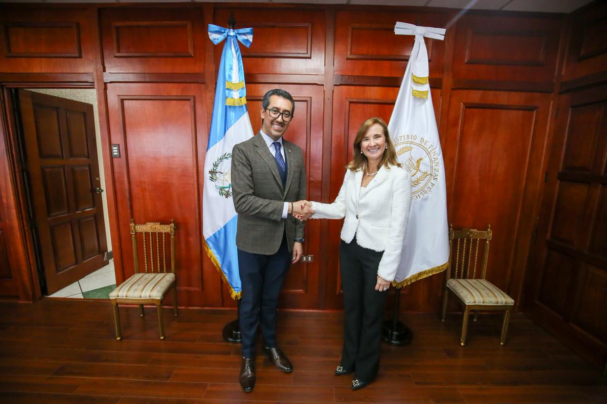 #MinfinSaleAdelante | El ministro de Finanzas Públicas, Jonathan Menkos Zeissig <a href="/jmenkos/">Jonathan Menkos Zeissig</a>, se reunió con una delegación del <a href="/BCIE_Org/">BCIE</a>, liderada por su presidenta Gisela Sánchez, para dialogar sobre proyectos de desarrollo económico y social para 🇬🇹.