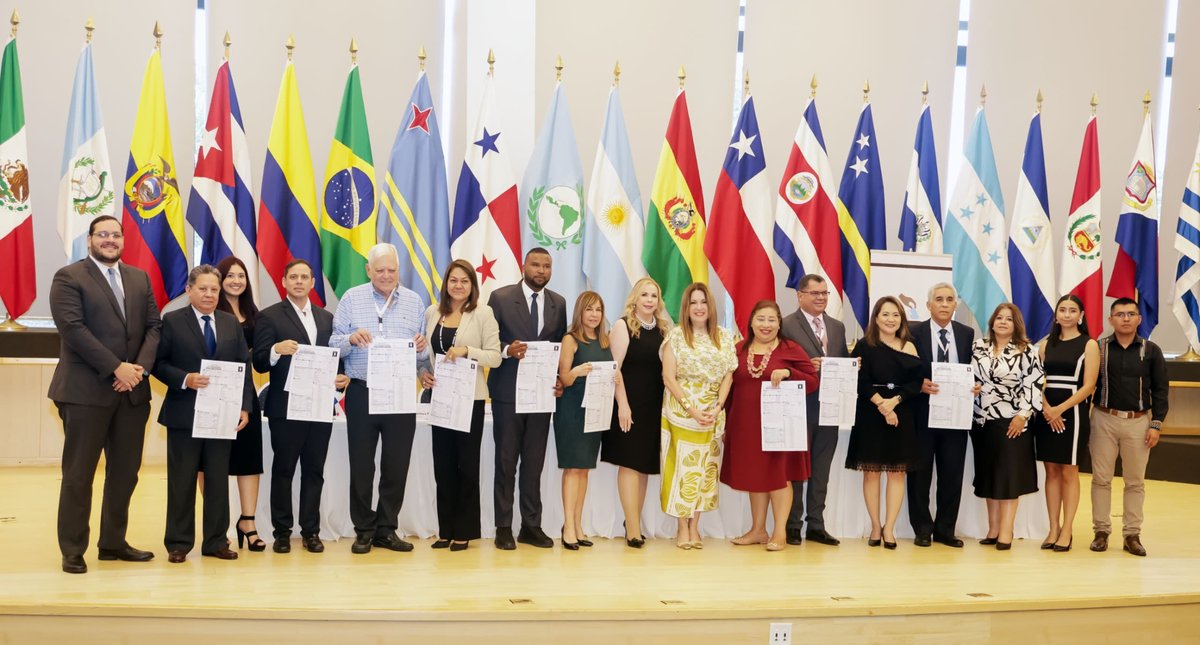 JuntaNE2024's tweet photo. Acompañados por alumnos de secundaria y estudiantes universitarios así como por los colegas de la JNE de la Niñez y Adolescencia para la votación en valores, la Junta Nacional de Escrutinio llevó a cabo el acto de proclamación de los diputados del Parlacen, en una sesión abierta. https://t.co/dXLn3dkDZE