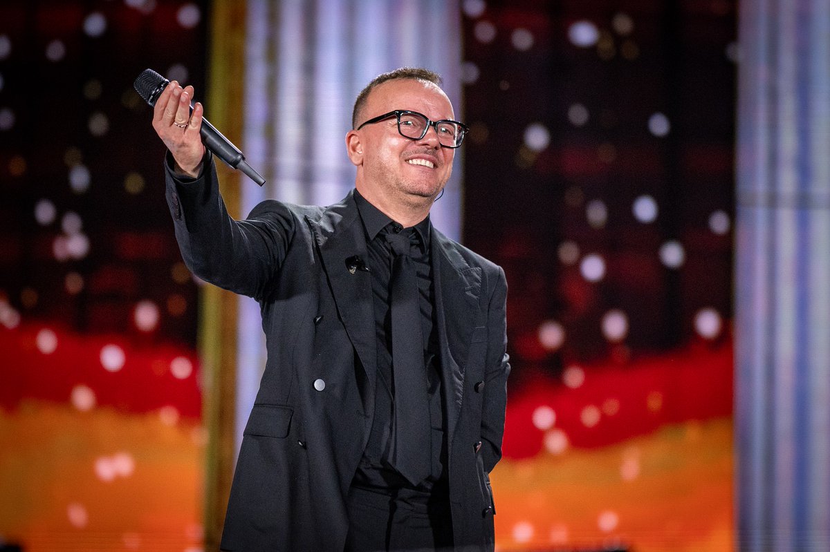 _GigiDAlessio_'s tweet photo. Grazie Napoli, è stato bellissimo 😍💙
Buonanotte a tutti!

ph. @casa_orefice
#GigiUnoComeTe @officialfandp @raiuno @raiplay @rairadio2 https://t.co/0lSsFIkt3d