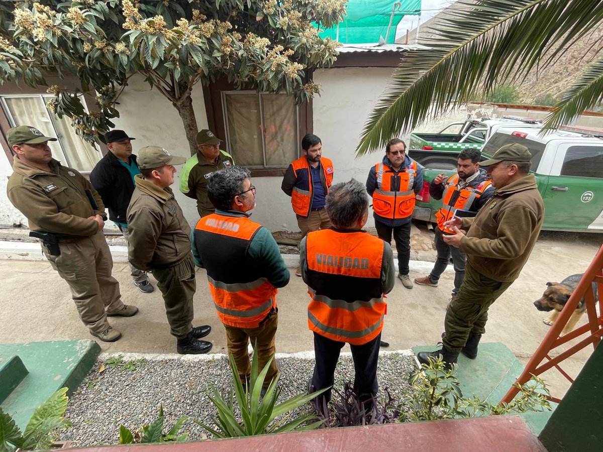CarabIIIRegion's tweet photo. En la búsqueda de mejorar la accesibilidad y brindar una atención segura y oportuna a los usuarios del Retén (F) #Conay, Gral. Jorge Muñoz Soto y personal de la Dirección de Vialidad se reúnen en la unidad.
#LaPrevenciónEsNuestraEsencia https://t.co/Zns89bz8cH