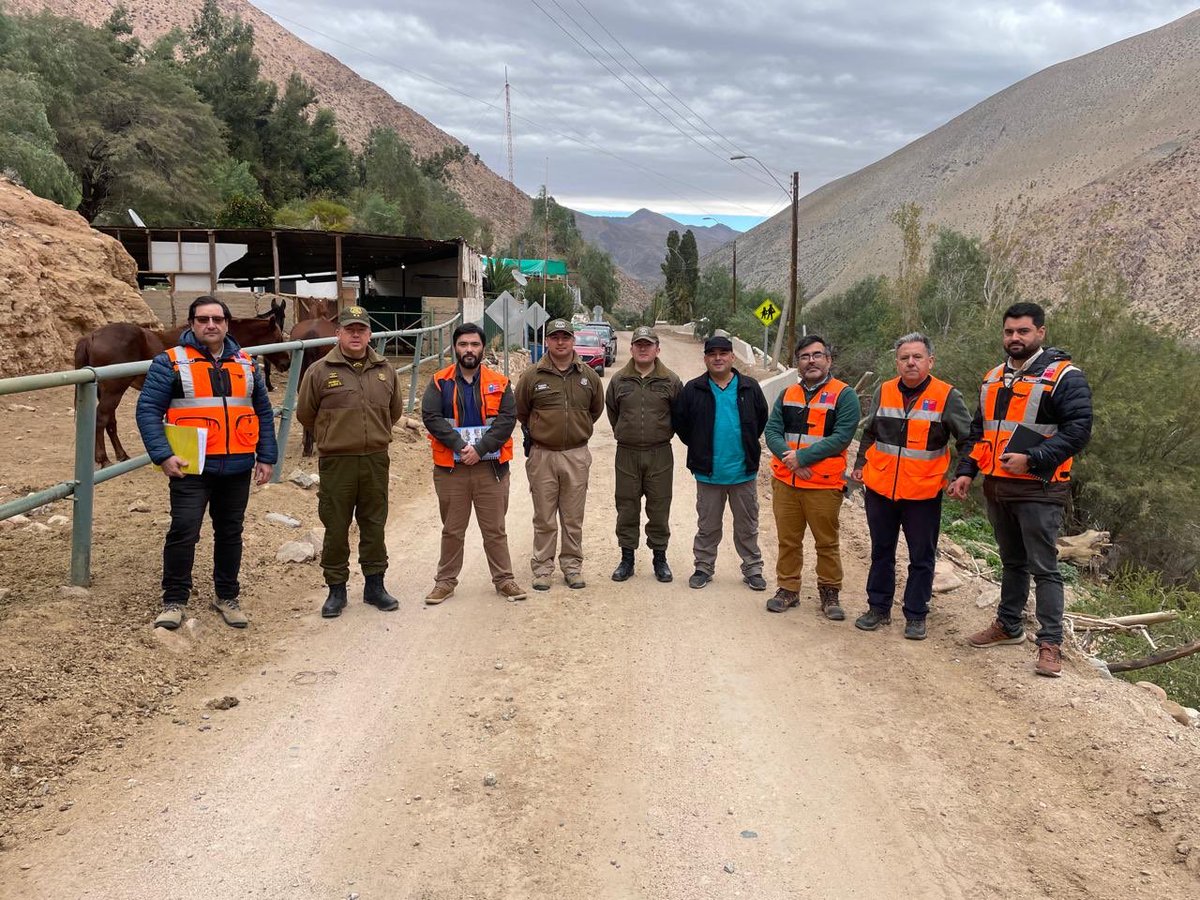 CarabIIIRegion's tweet photo. En la búsqueda de mejorar la accesibilidad y brindar una atención segura y oportuna a los usuarios del Retén (F) #Conay, Gral. Jorge Muñoz Soto y personal de la Dirección de Vialidad se reúnen en la unidad.
#LaPrevenciónEsNuestraEsencia https://t.co/Zns89bz8cH