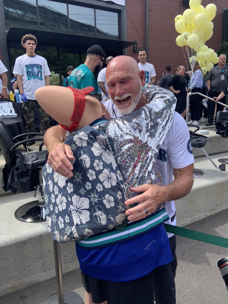 M_Bleezie13's tweet image. When you hanging out w: the @ichimeterlady and you get run off Jay. Bald buddies, old friends and signed stuff. @Mariners #JayBuhner #BuzzShop