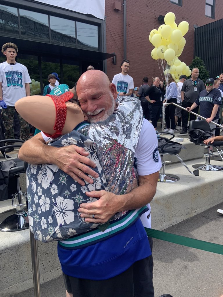 M_Bleezie13's tweet image. When you hanging out w: the @ichimeterlady and you get run off Jay. Bald buddies, old friends and signed stuff. @Mariners #JayBuhner #BuzzShop