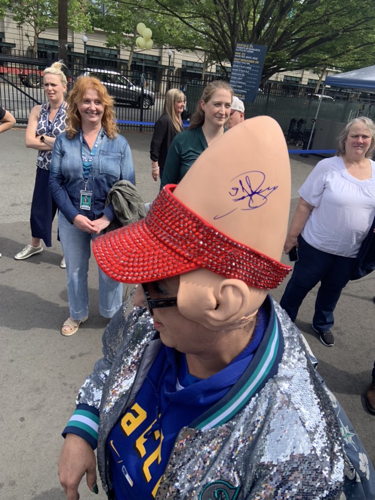 M_Bleezie13's tweet image. When you hanging out w: the @ichimeterlady and you get run off Jay. Bald buddies, old friends and signed stuff. @Mariners #JayBuhner #BuzzShop
