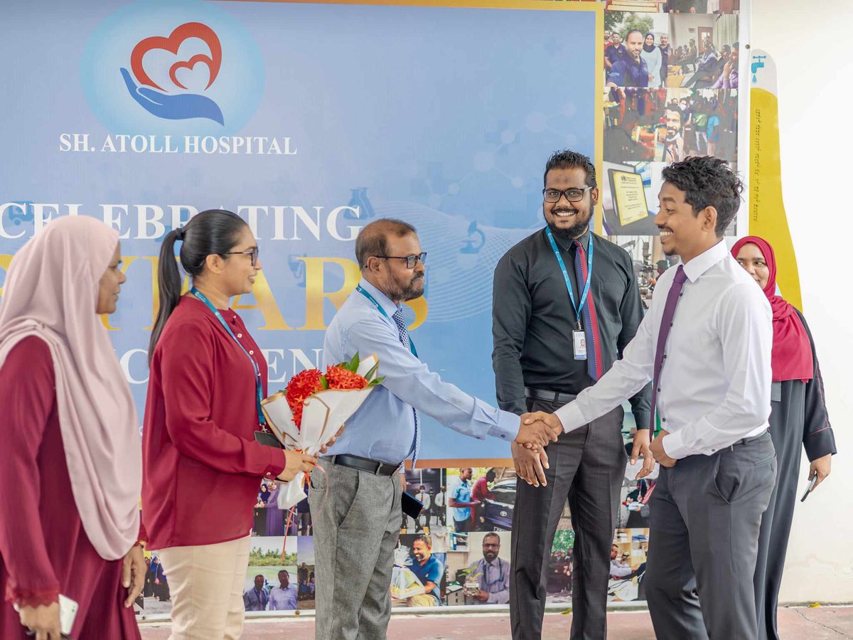 Mamdooh_Yoonus's tweet photo. ށ. އަތޮޅު ހޮސްޕިޓަލުގައި ޑަޔަލިސިސްގެ ޚިދުމަތް ފެށިގެން ދިޔުމަކީ މުޅި ށަވިޔަނި އަތޮޅުގެ ސިއްޙީ ނިޒާމަށް ލިބިގެންދިޔަ ނުހަނު ބޮޑު ކުރިއެރުމެއް.

 މިޚިދުމަތް ށ.އަތޮޅު ހޮސްޕިޓަލުން ދޭން ފެށުމައްޓަކާ، ށ.އަތޮޅު ހޮސްޕިޓަލުގެ މެނޭޖްމެންޓާއި ހުރިހާ މުވައްޒަފުން ކުރެއްވި އިޚްލާސްތެރި ބުރަ މަސައްކަތް ފާހަގަކޮށް ޝުކުރު ދަންނަވަން. 

ހަމައެއާއެކު، ރަޢީސް @MMuizzu ގެ ސަރުކާރުން މިޚިދުމަތް އަވަސްކޮށް ފެށުމަށް ކޮށްދެއްވި މަސައްކަތާއި މިކަމުގައި ސަރުކާރުން ލިބިގެން ދިޔަ އެހީތެރިކަމާއި އެއްބާރުލުން ފާހަގަކޮށް ޝުކުރު ދަންނަވަން. 

@MoHmv 

📷 Mohamed Thasneem