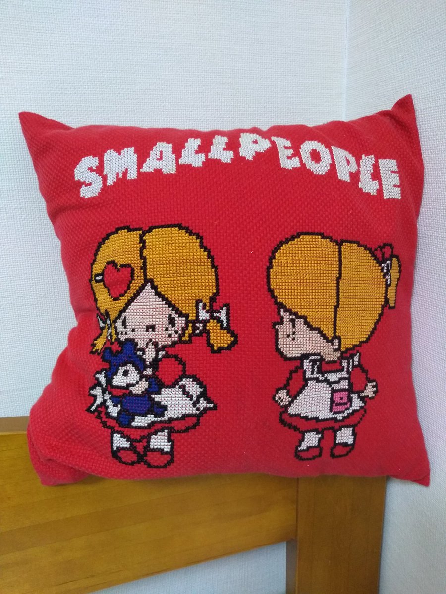 retro_cushion's tweet photo. 再掲載です。No.372
子どものキャラクターが図案のクッションです。
このキャラクターは、5人位のグループだと以前フォロワーに教えていただきました。
人数が定かでなくうろ覚えで申し訳ございません😣
キャラの雰囲気から昭和50年代のモノだと思います。
#SMALLPEOPLE
#クロスステッチ
#手芸 https://t.co/JW1Er6VhVB