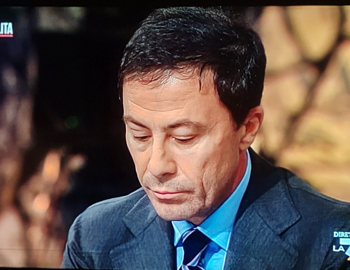 Fabry_Chi's tweet photo. A testa bassa #piazzapulita https://t.co/vi0Sdtjth9