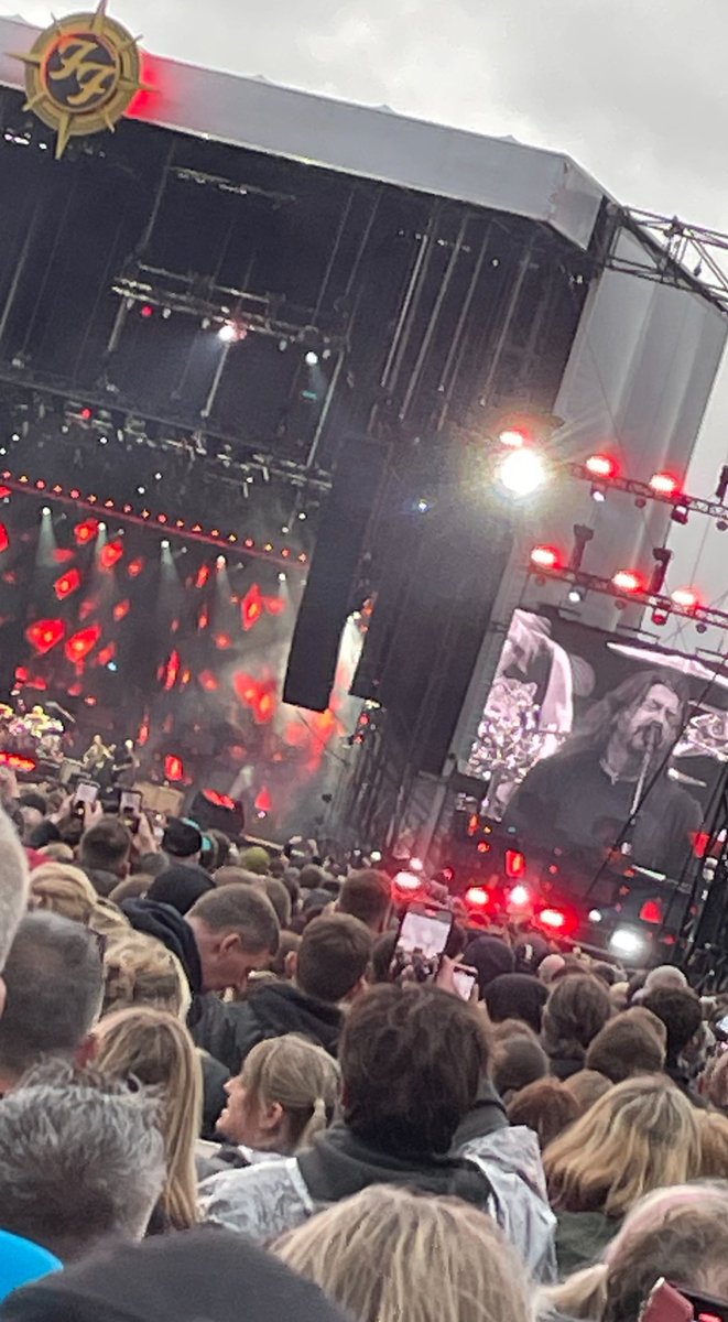 Clairbennett74's tweet photo. @foofighters what a night best gig ever with @Holly1999xx @emmaryan45 @JackAM1995 @EmiratesOT https://t.co/W27prZQZ7A