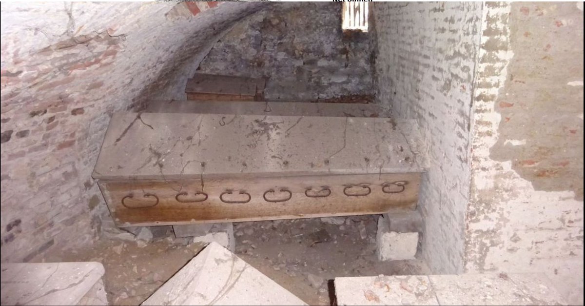 DeArcheoloog's tweet image. De kerk van het Gelderse #Almen herbergt een bijzondere ondergrondse ruimte, namelijk een #crypte met daarin #gemummificeerde lichamen van twee- tot driehonderd jaar geleden begraven mensen. Het gaat vooral om telgen van de rijke familie Van Lintelo.(1) 
gld.nl/nieuws/8162186…