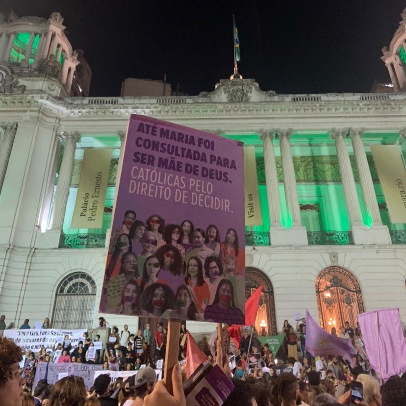 ascatolicas's tweet photo. Agora, na Cinelândia, ato contra o nefasto PL 1904/2024, que coloca em risco a vida de meninas que, vítimas de estupro, seriam obrigadas a levar a gestação até o fim. Esse projeto criminaliza ainda mais as vítimas de violência sexual, ao invés de garantir a elas o apoio e os cuidados necessários! #criançanãoémãe #pldagravidezinfantil #pl1904não