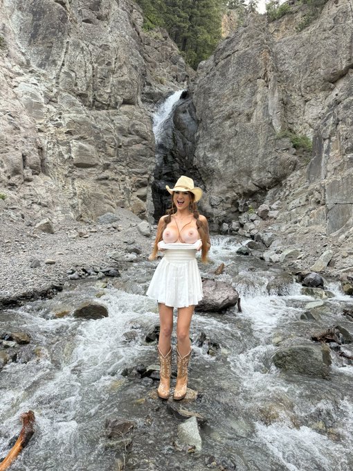 Who else loves a natural waterfall? 🤭 https://t.co/WBvHSszyNL