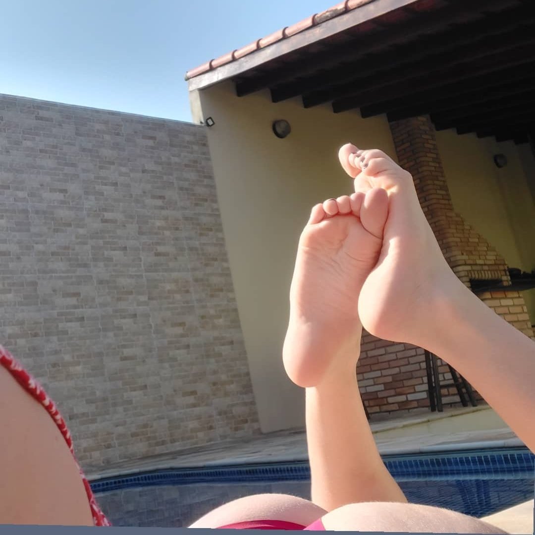 feetbabbys's tweet photo. little feet sunbathing ❤
.
.
.
.
.
.
#pies #soles #sandals #feet #footjob #foot #feetsoles #sandaljob #feetjob #pajaconlospies #FOOTFETİSH #feetbabbys https://t.co/huqHtrH8jq
